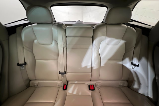 Used 2021 Volvo XC60 T6 Momentum image 25