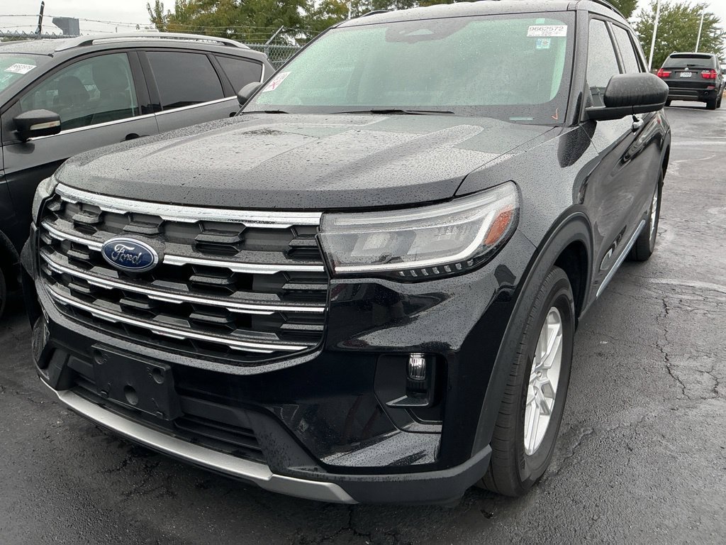 Used 2025 Ford Explorer Active w/ Active Comfort Package RWD image 2