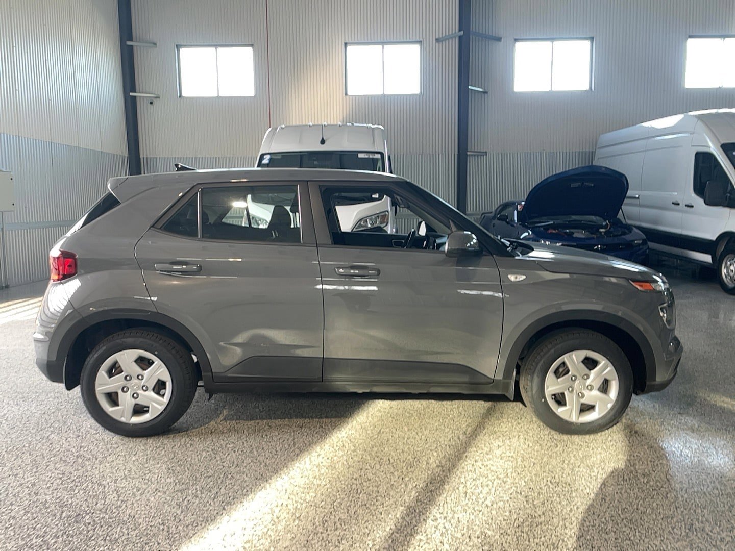 Used 2020 Hyundai Venue SE FWD image 4