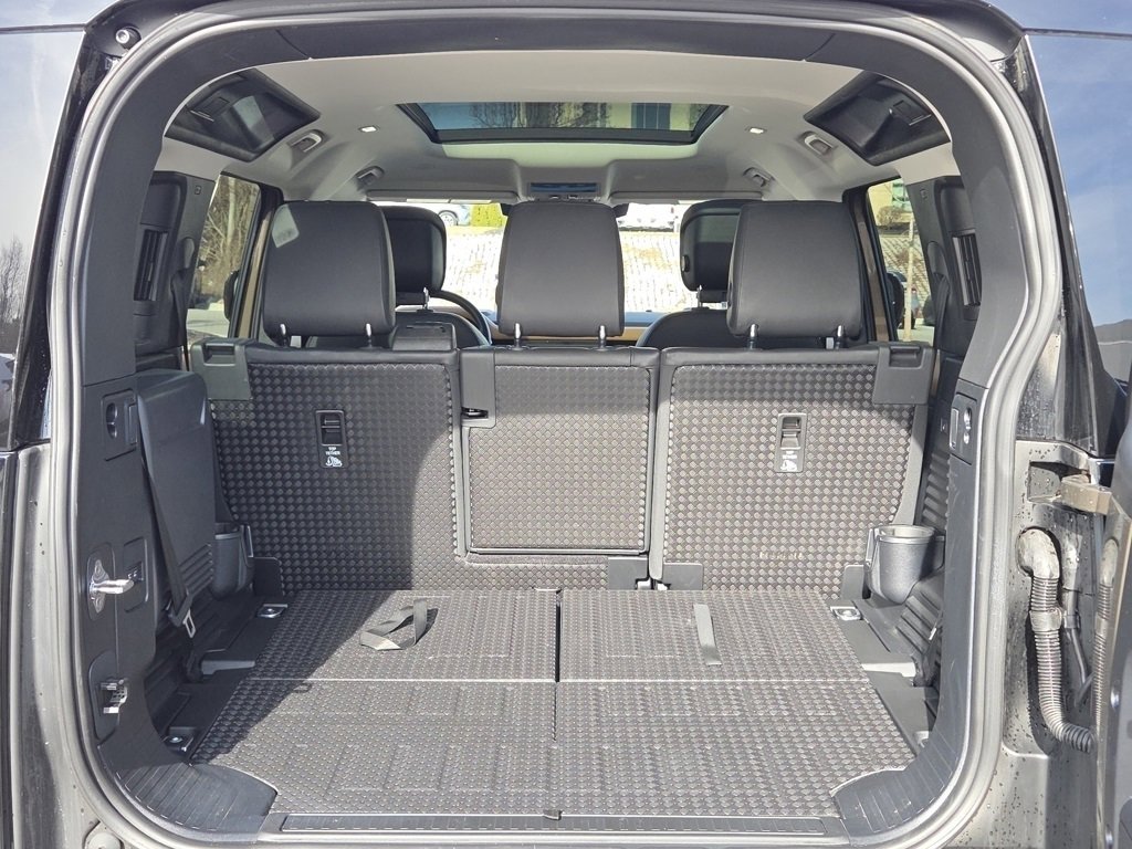 Used 2024 Land Rover Defender 110 X-Dynamic SE image 36
