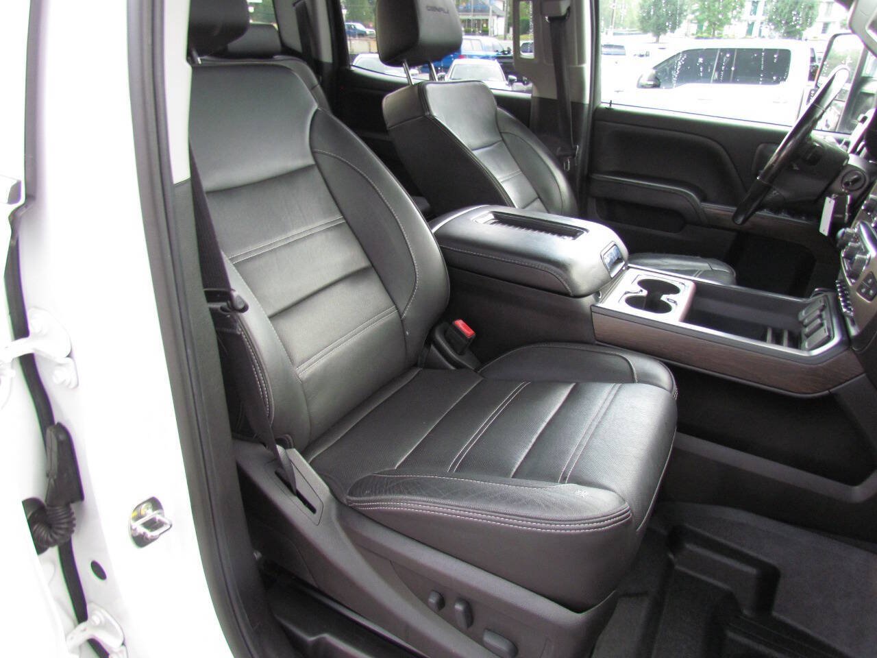 Used 2019 GMC Sierra 2500 Denali w/ Duramax Plus Package AWD/4WD image 17
