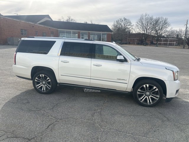 Used 2020 GMC Yukon XL Denali w/ Denali Premium Package image 3