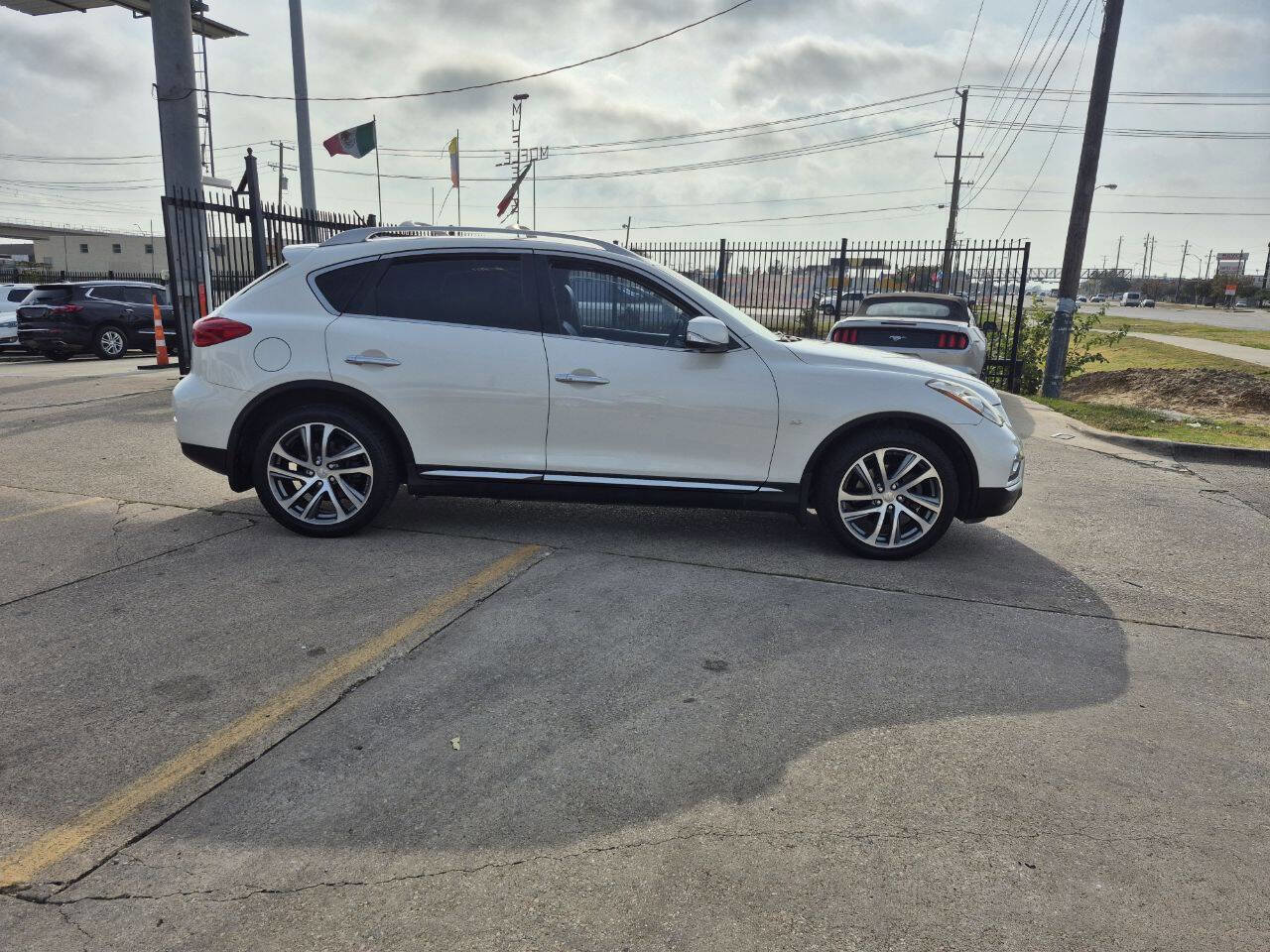 Used 2016 INFINITI QX50 2WD w/ Deluxe Touring Package image 5