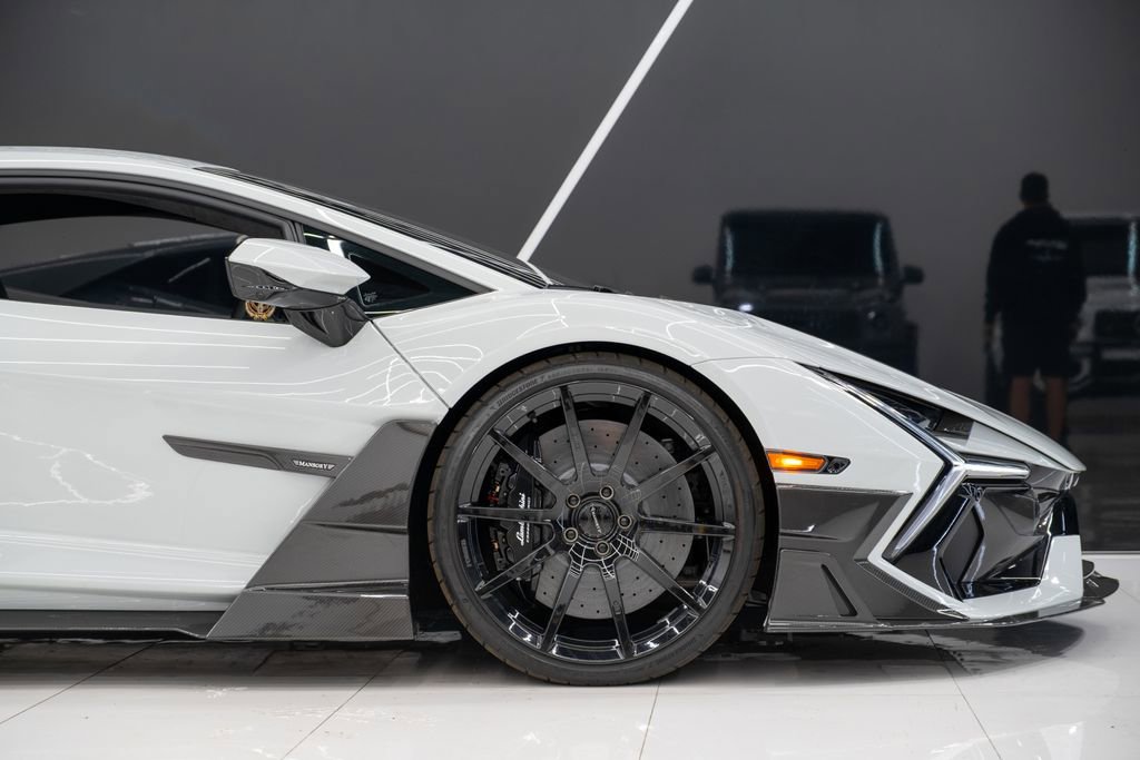 Used 2025 Lamborghini Revuelto image 13