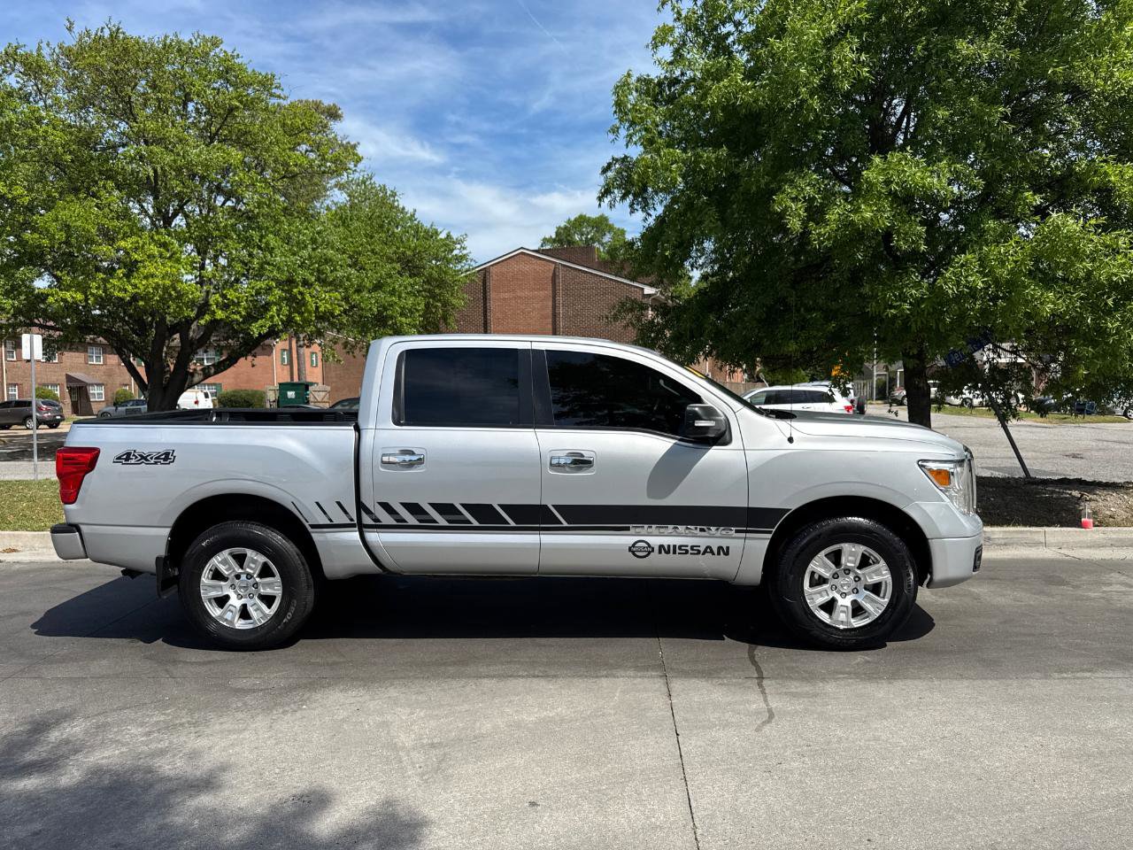 Used 2019 Nissan Titan SV AWD/4WD image 8