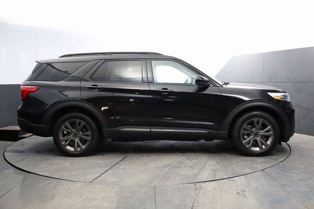 Used 2023 Ford Explorer XLT w/ Equipment Group 202A AWD/4WD image 4