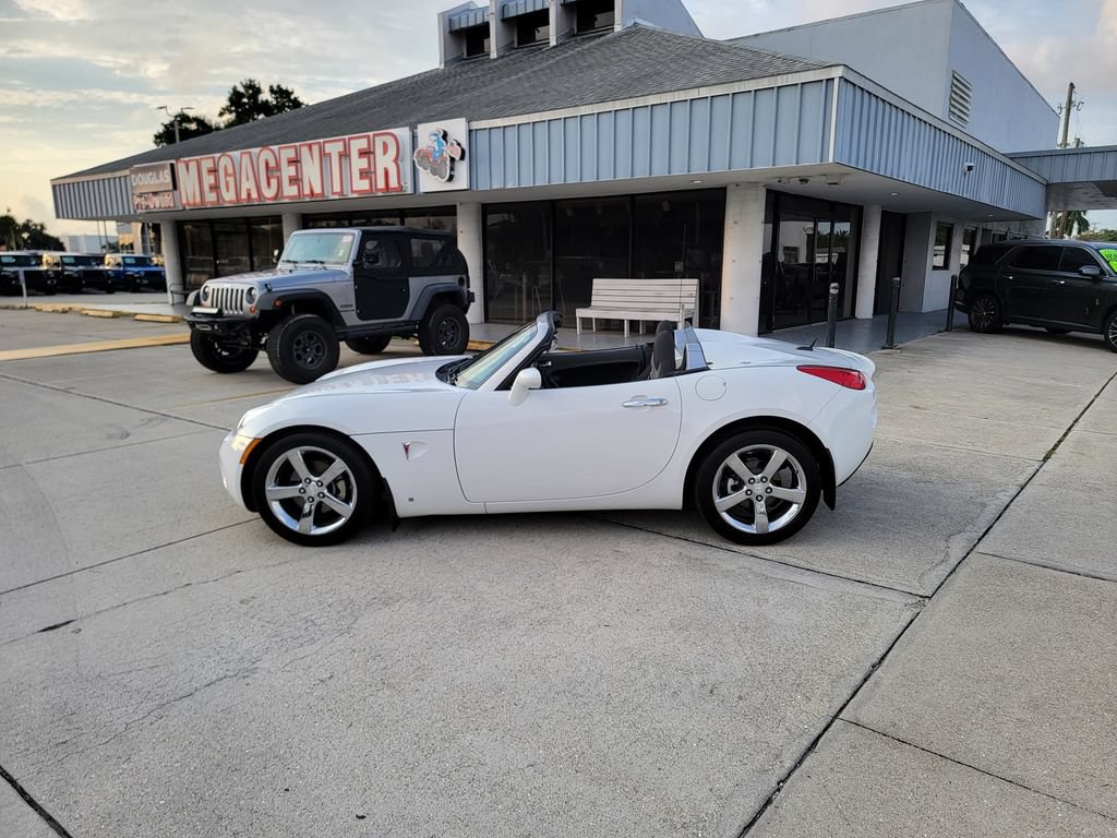 Used 2008 Pontiac Solstice Convertible w/ Preferred Package RWD image 2