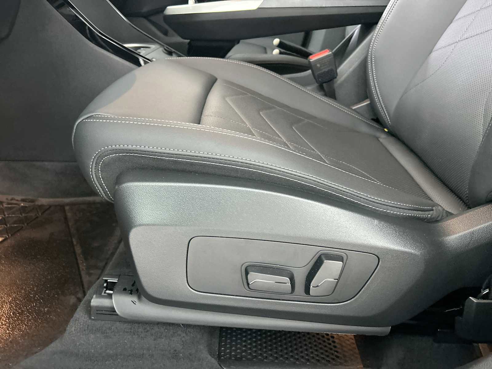 Used 2025 BMW X1 xDrive28i w/ Convenience Package image 14