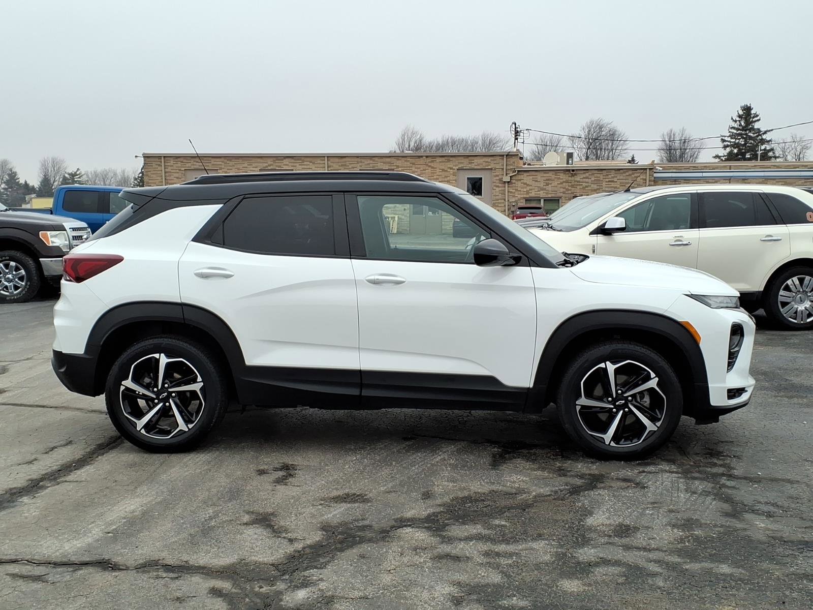 Used 2021 Chevrolet TrailBlazer RS w/ Sun and Liftgate Package image 2