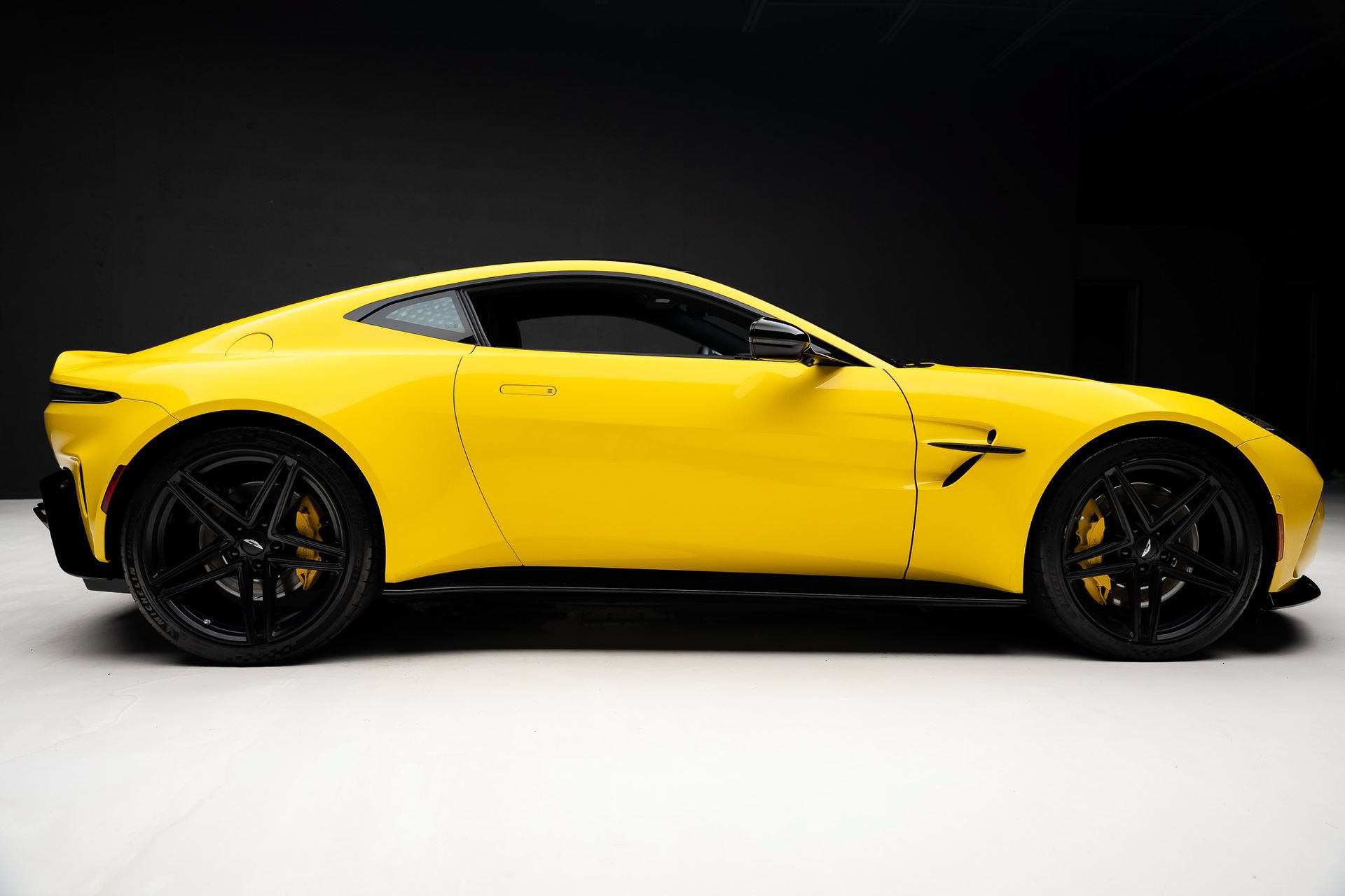 Used 2025 Aston Martin V8 Vantage Coupe RWD image 35