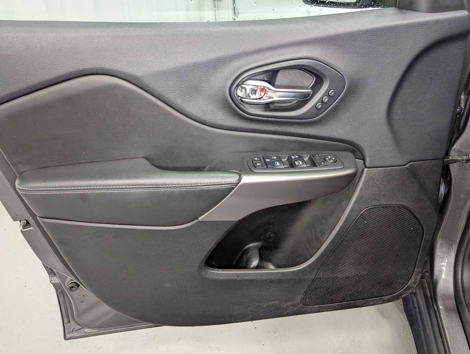 Used 2019 Jeep Cherokee Limited image 39