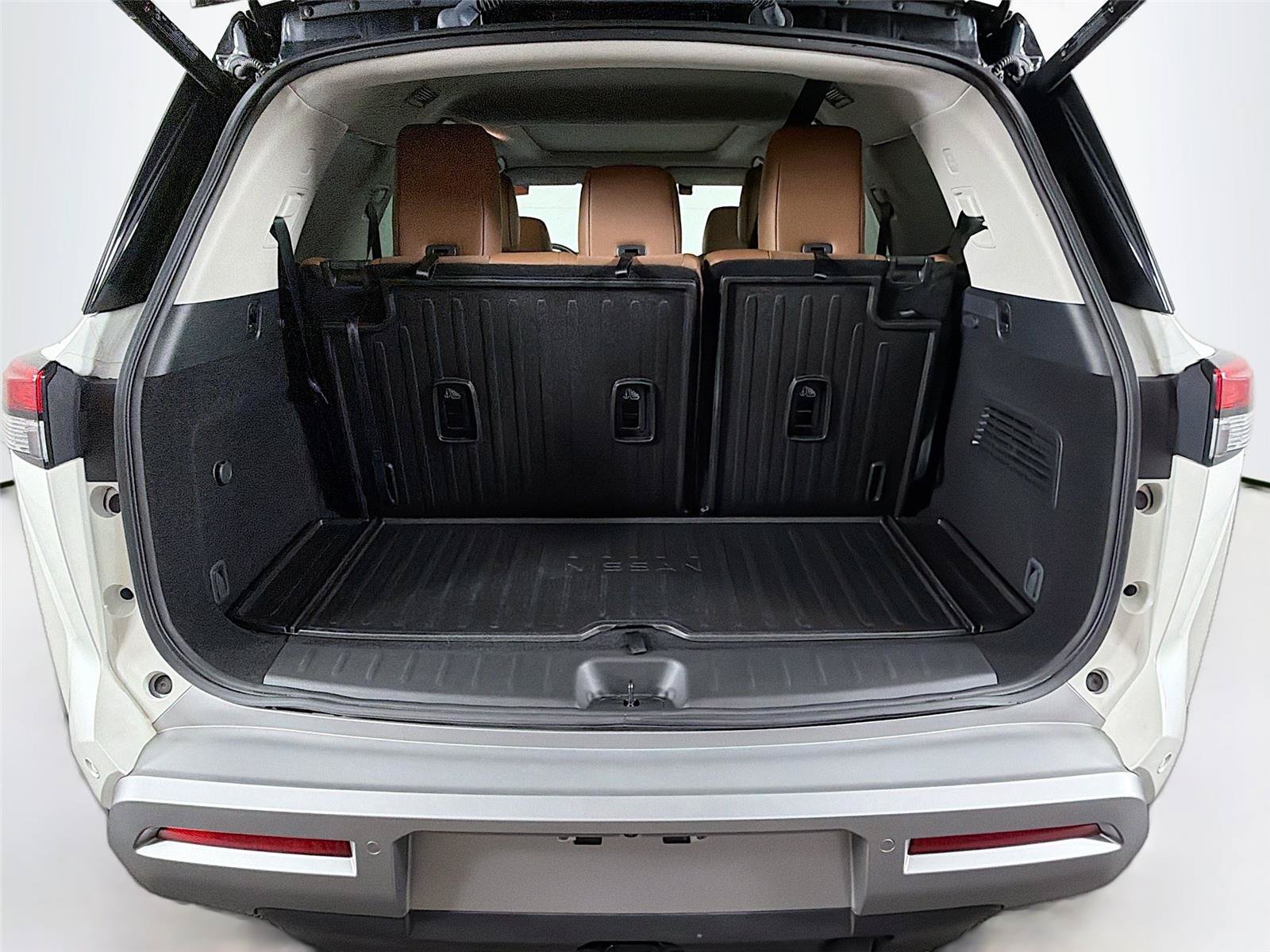 Used 2023 Nissan Pathfinder Platinum AWD/4WD image 14