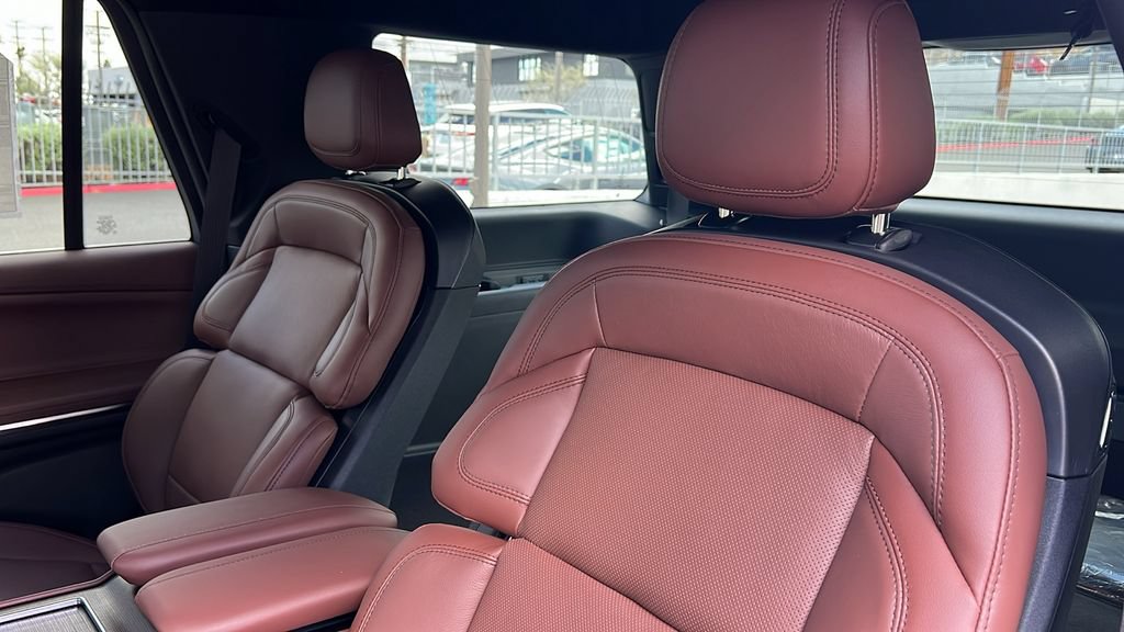 New 2026 Lincoln Navigator L Reserve AWD/4WD image 9