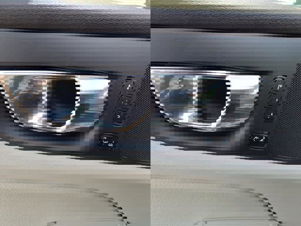 Used 2020 Volvo S60 T6 Momentum image 14