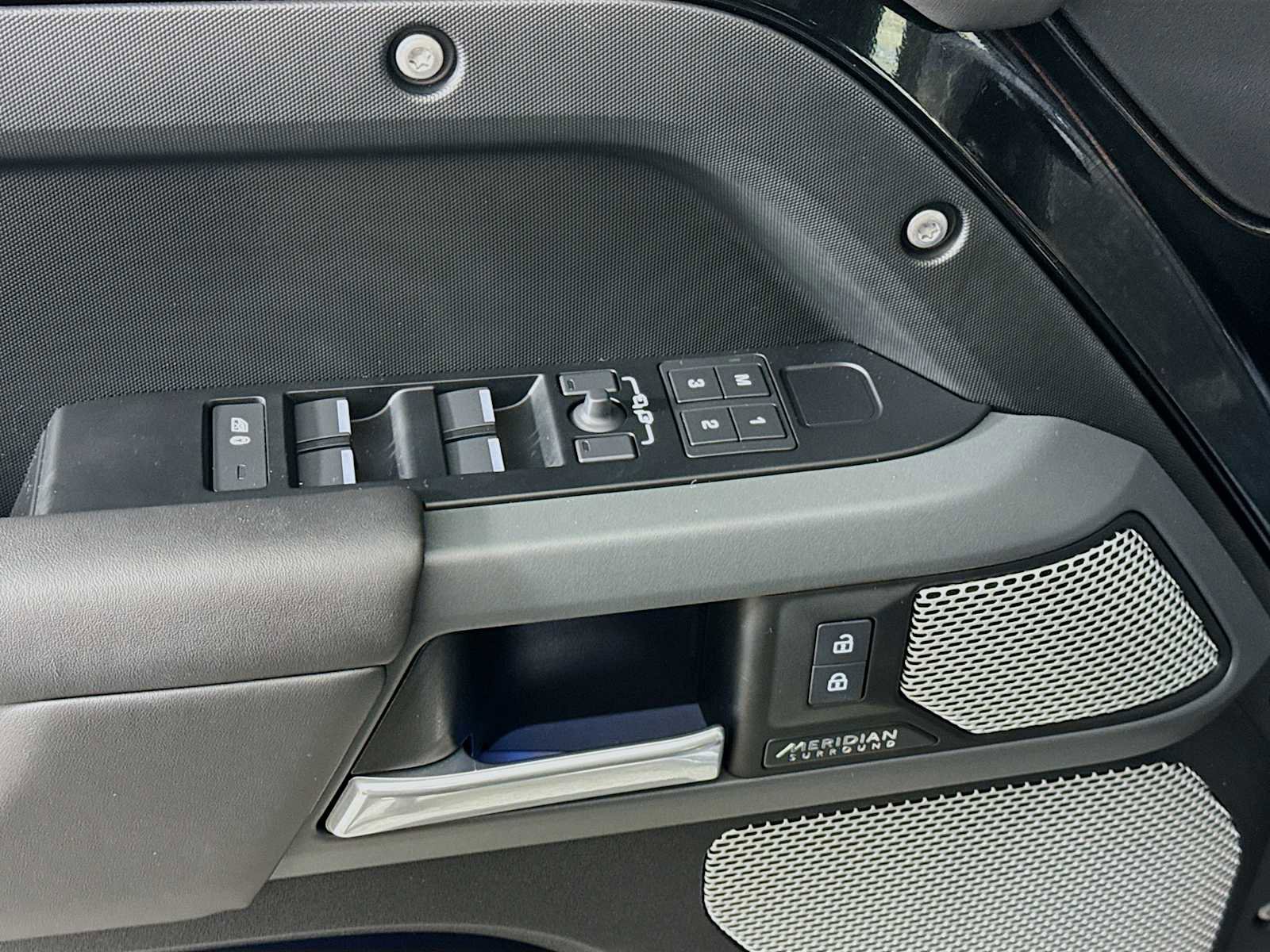 Used 2024 Land Rover Defender 130 X image 19