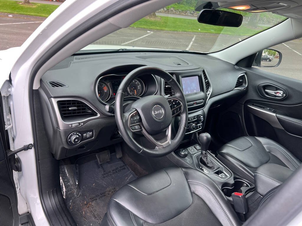 Used 2019 Jeep Cherokee Latitude Plus AWD/4WD image 10