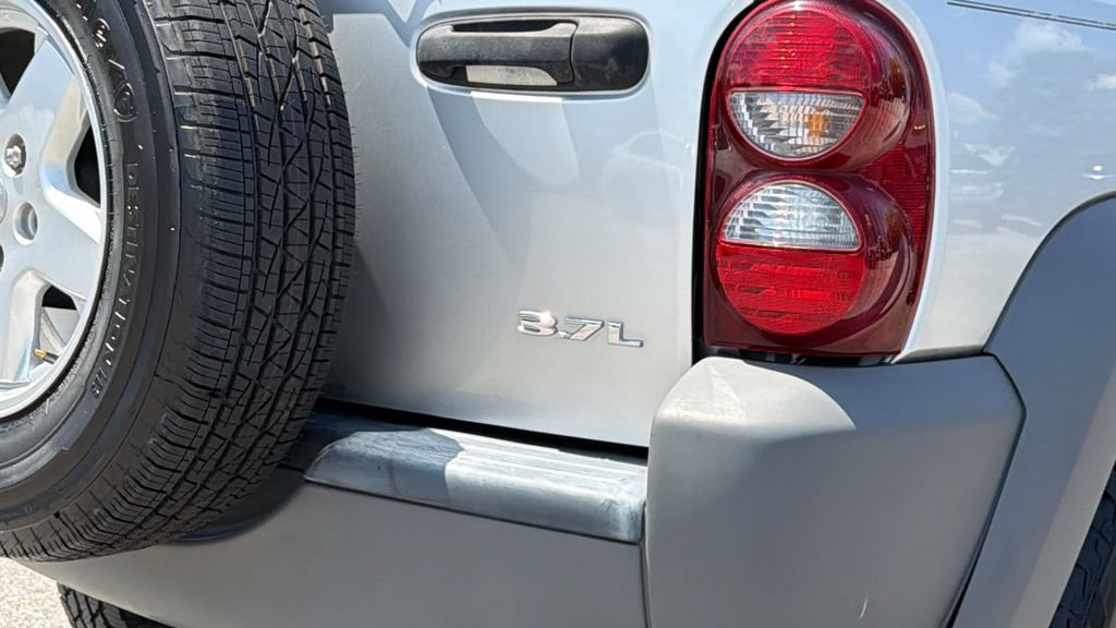 Used 2006 Jeep Liberty Sport RWD image 29