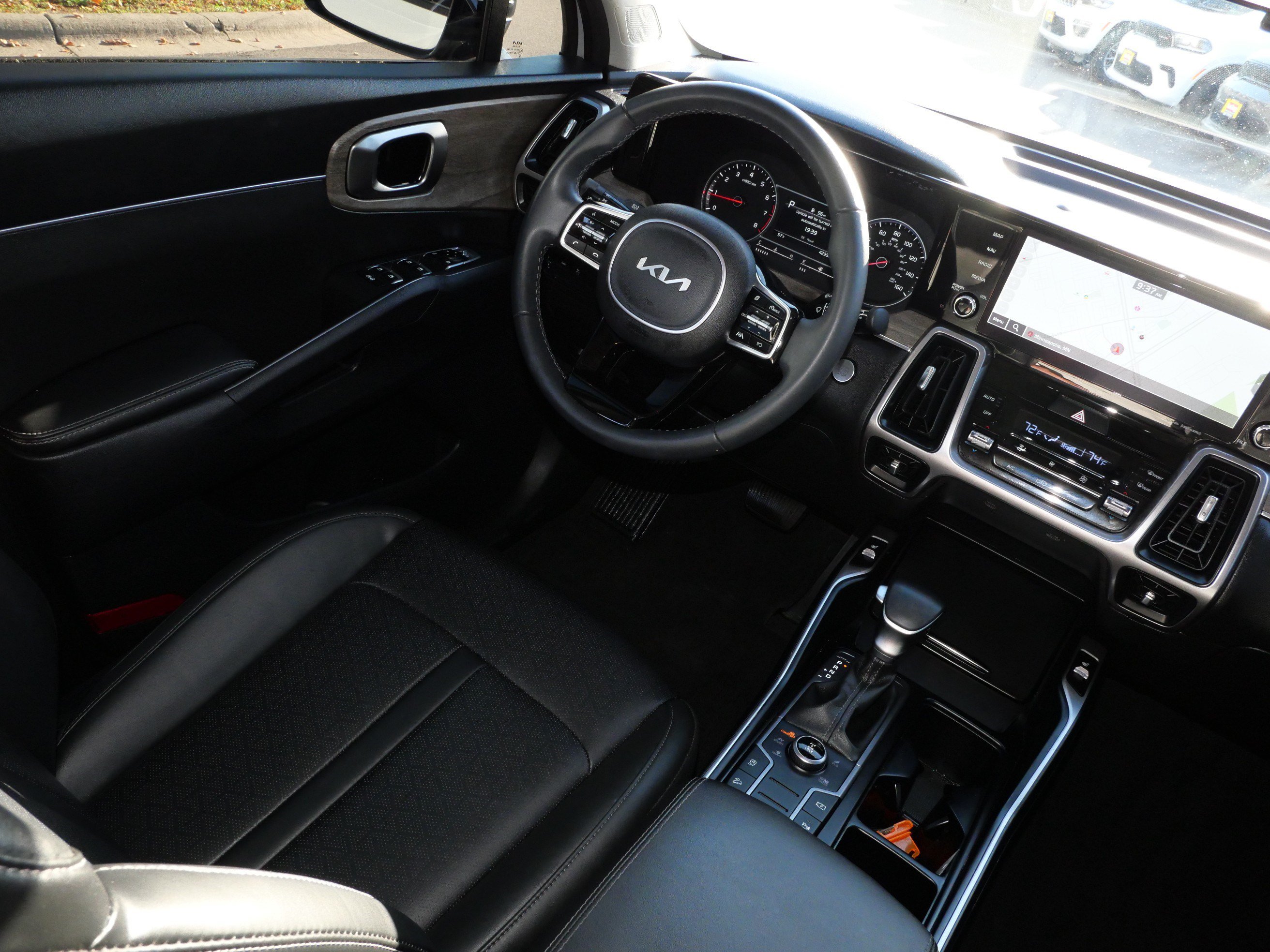 Used 2023 Kia Sorento S w/ Panoramic Sunroof Package AWD/4WD image 9