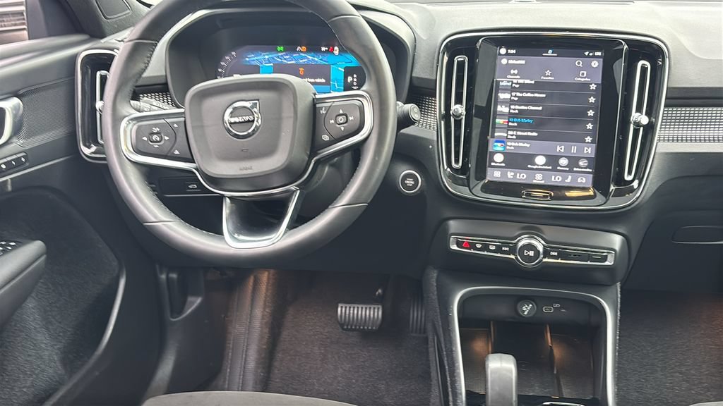 Certified 2025 Volvo XC40 B5 Plus AWD/4WD image 7