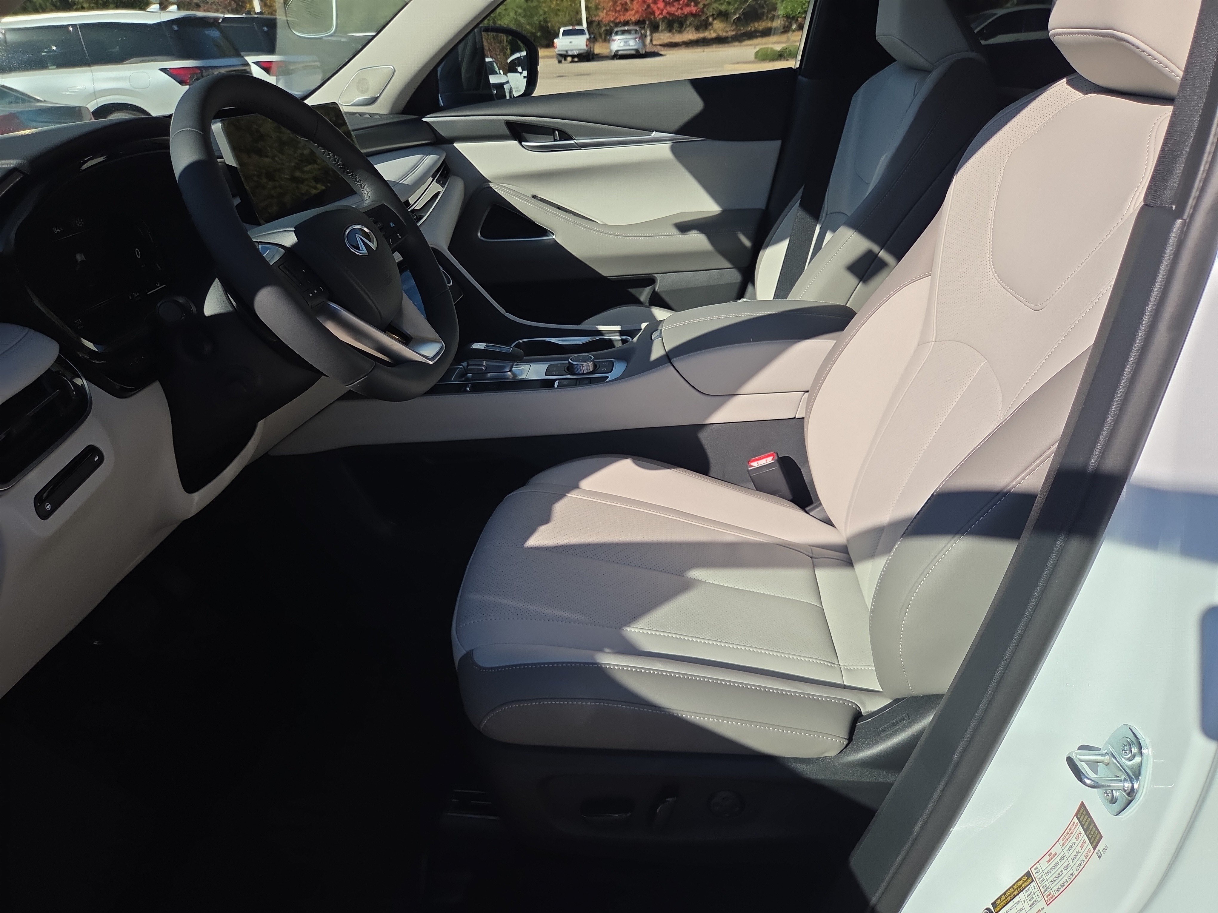 Used 2027 INFINITI QX60 Luxe w/ Cargo Package FWD image 5