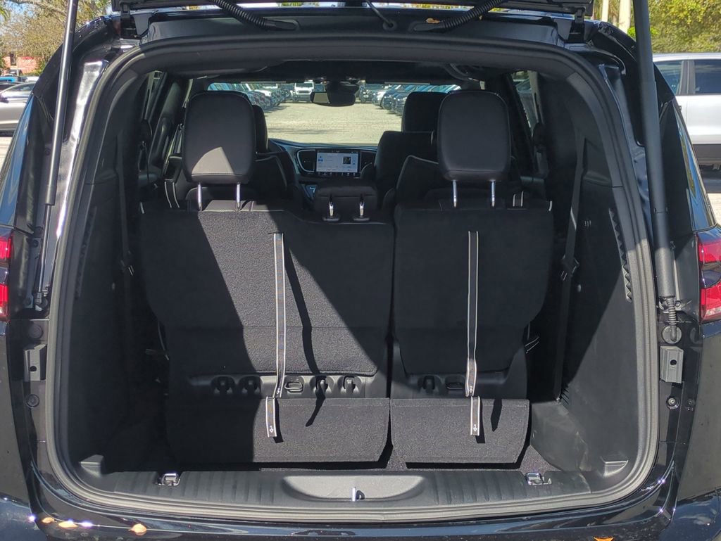 New 2026 Chrysler Pacifica Limited image 13