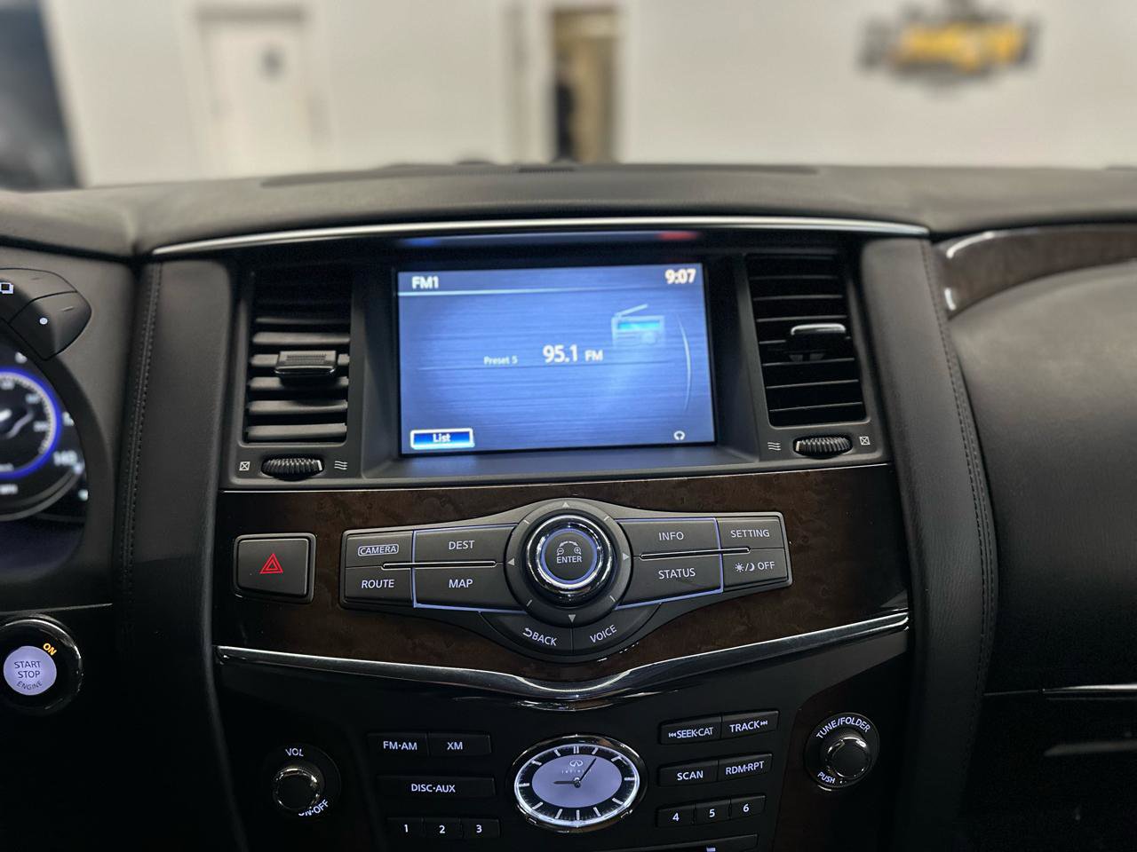 Used 2011 INFINITI QX56 4WD w/ Deluxe Touring Pkg image 22