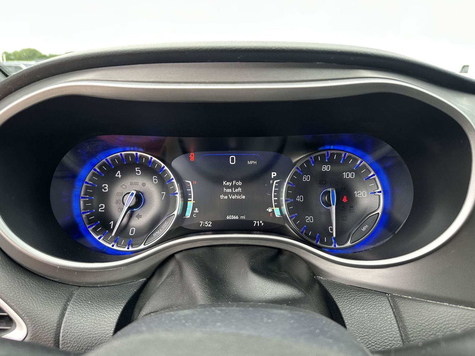 Used 2025 Chrysler Pacifica Select FWD image 30