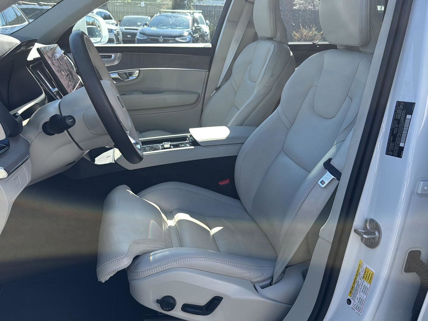 Used 2025 Volvo XC90 B6 Ultra w/ Lounge Package image 12