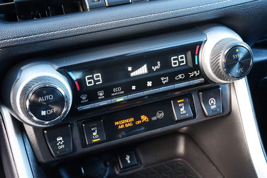 Used 2021 Toyota RAV4 XLE Premium image 17