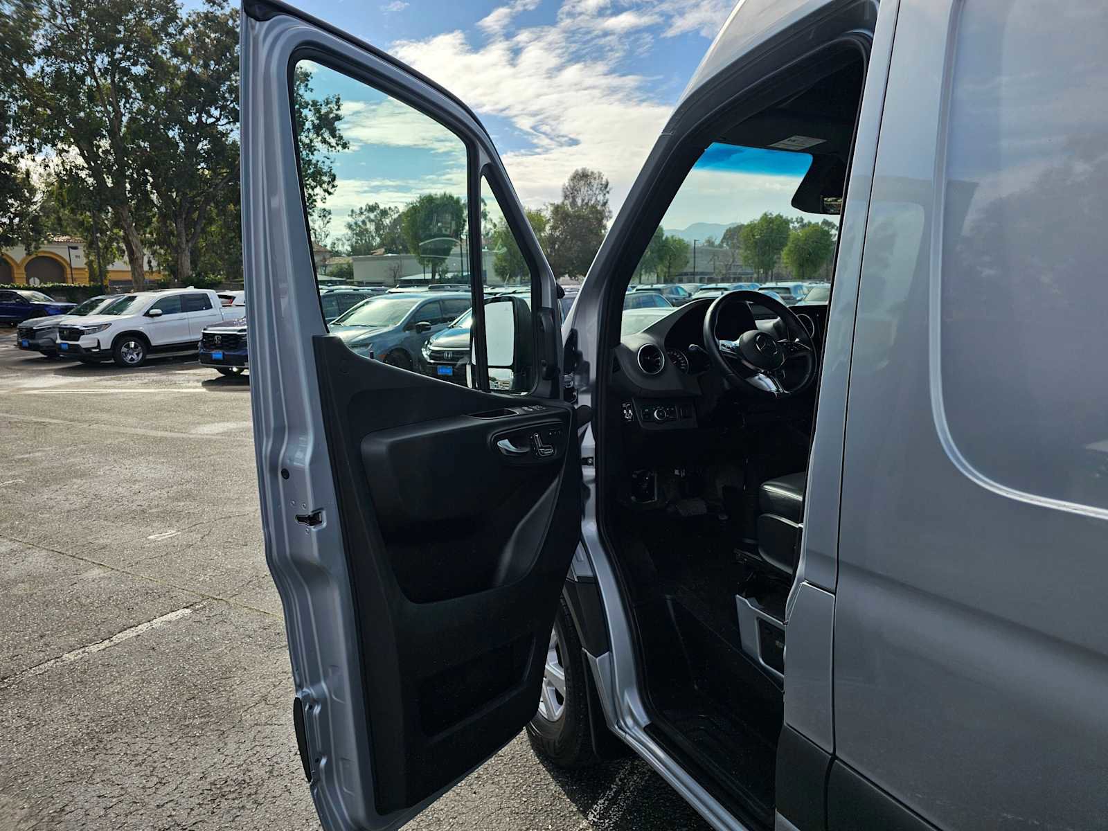 Used 2025 Mercedes-Benz Sprinter 2500 image 19