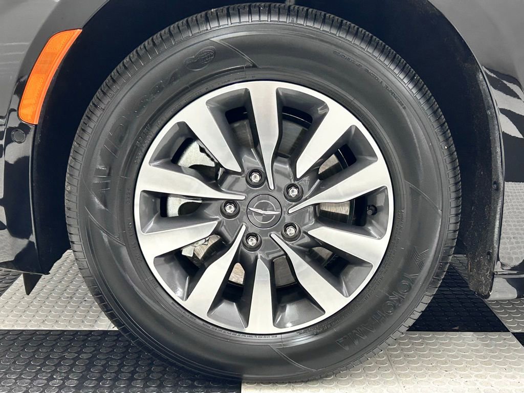 Used 2025 Chrysler Pacifica Select image 8