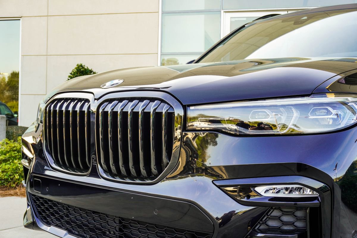 Used 2022 BMW X7 xDrive40i w/ M Sport Package image 2