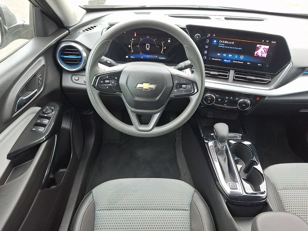 Used 2025 Chevrolet Trax LT FWD image 2