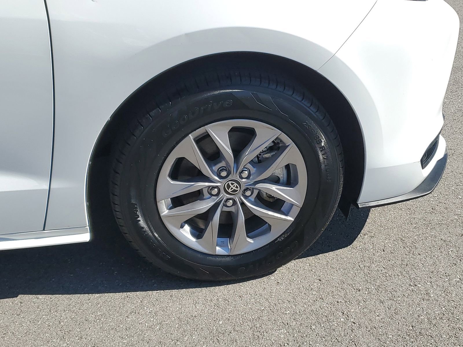 Certified 2025 Toyota Sienna LE image 6