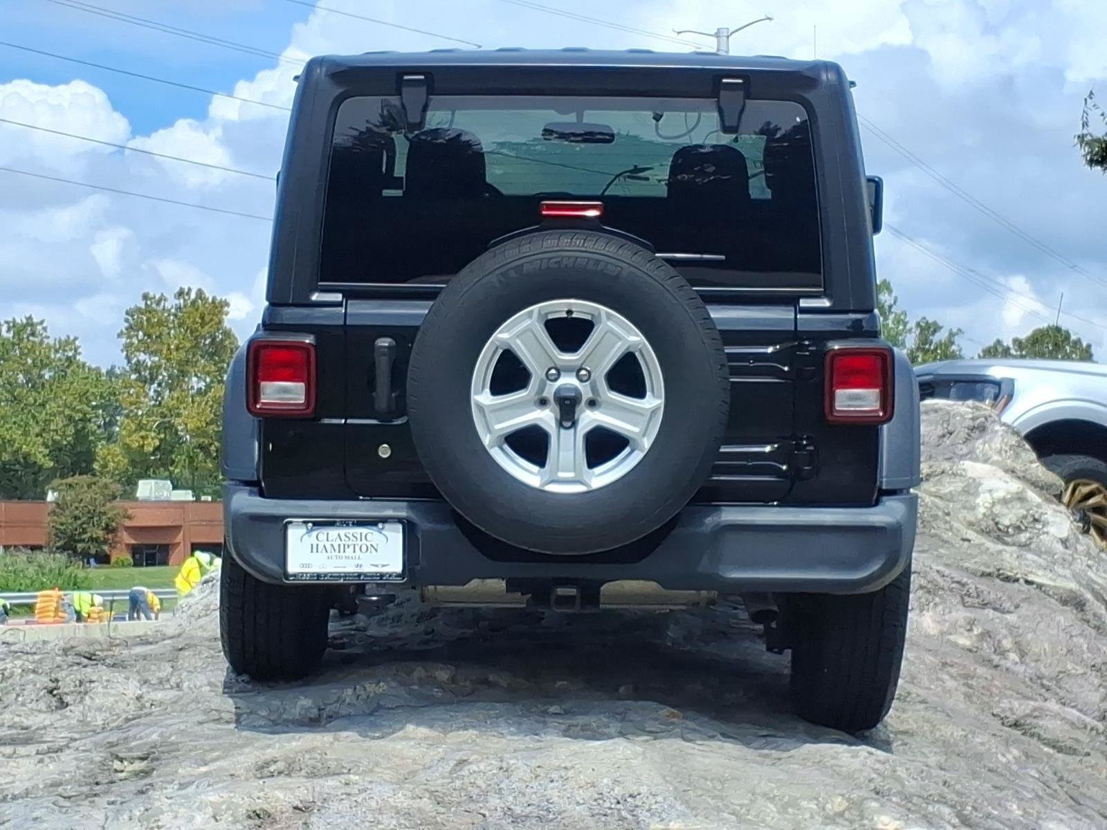 Used 2018 Jeep Wrangler Sport AWD/4WD image 9