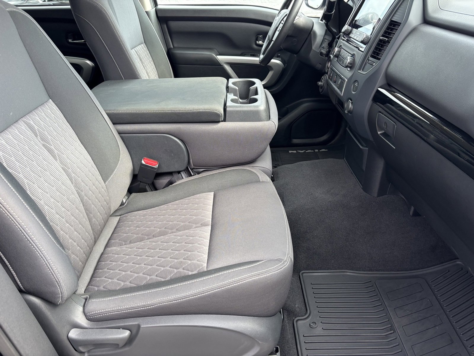 Used 2024 Nissan Titan SV image 25