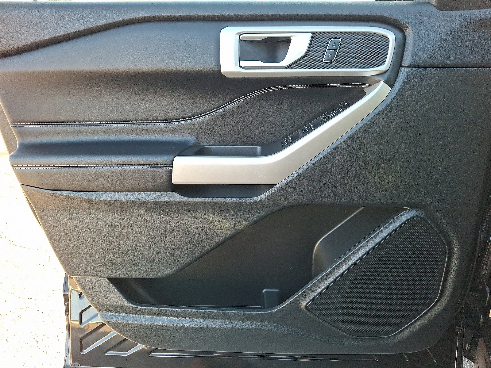 Used 2022 Ford Explorer XLT w/ Equipment Group 202A image 13