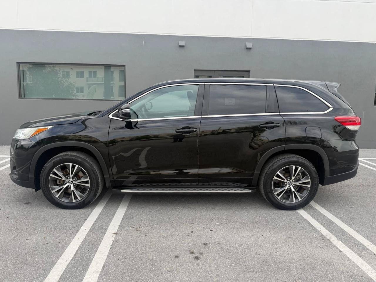 Used 2018 Toyota Highlander LE FWD image 7