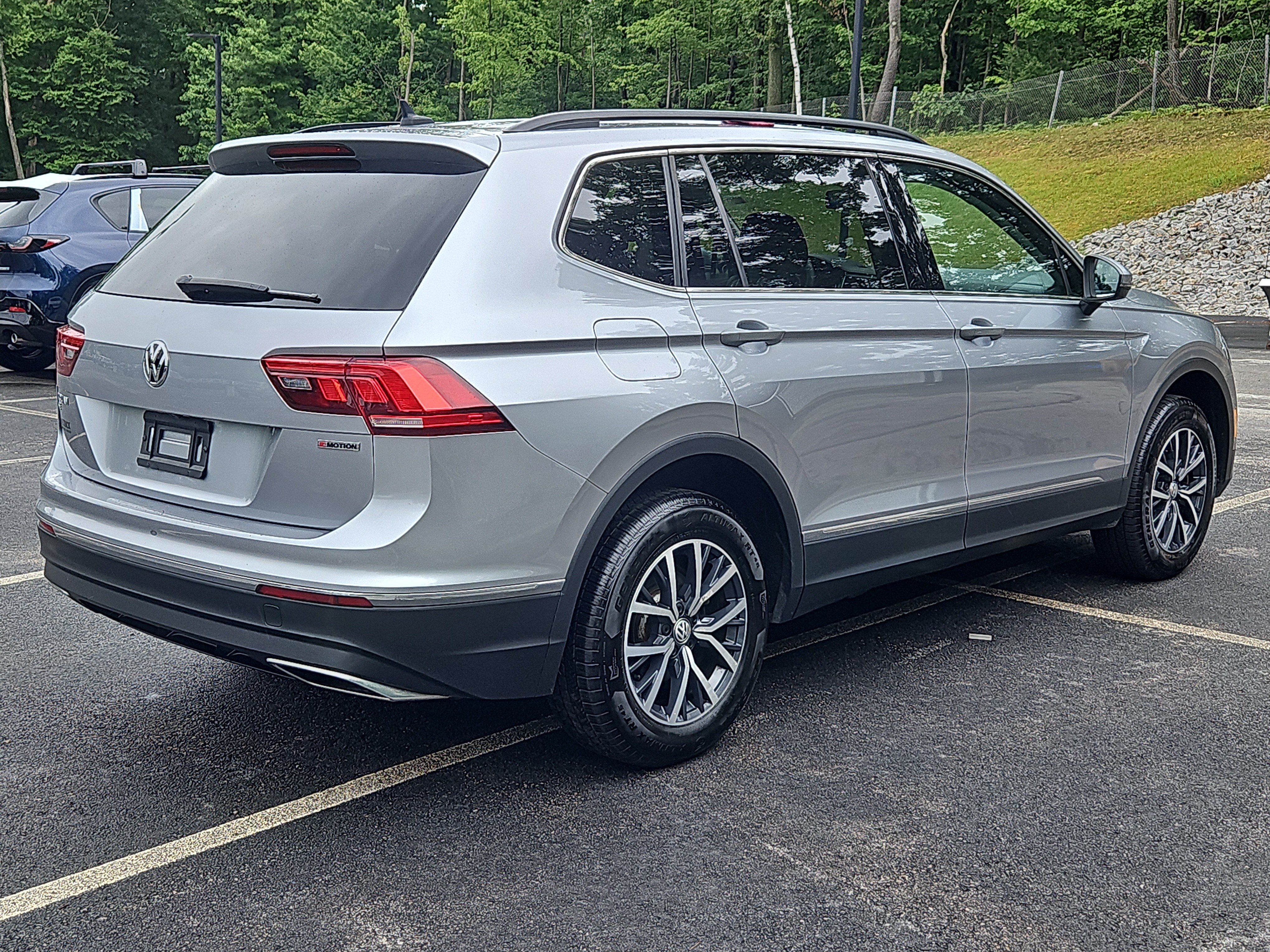Used 2020 Volkswagen Tiguan SE AWD/4WD image 2