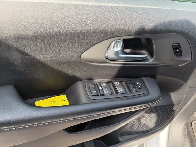 Used 2025 Chrysler Pacifica Select image 18