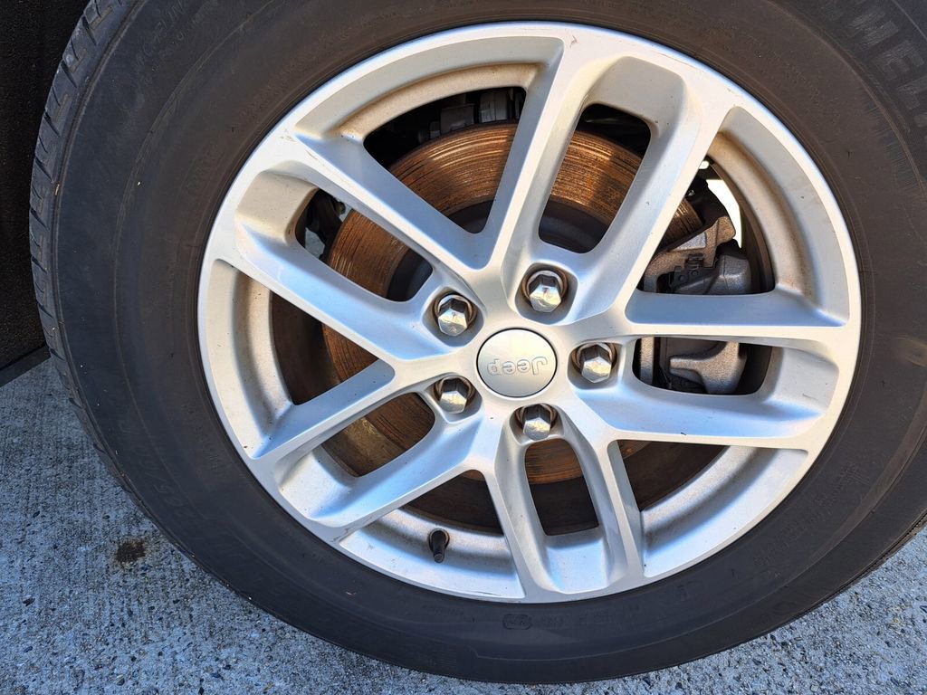 Used 2023 Jeep Grand Cherokee L Laredo image 24