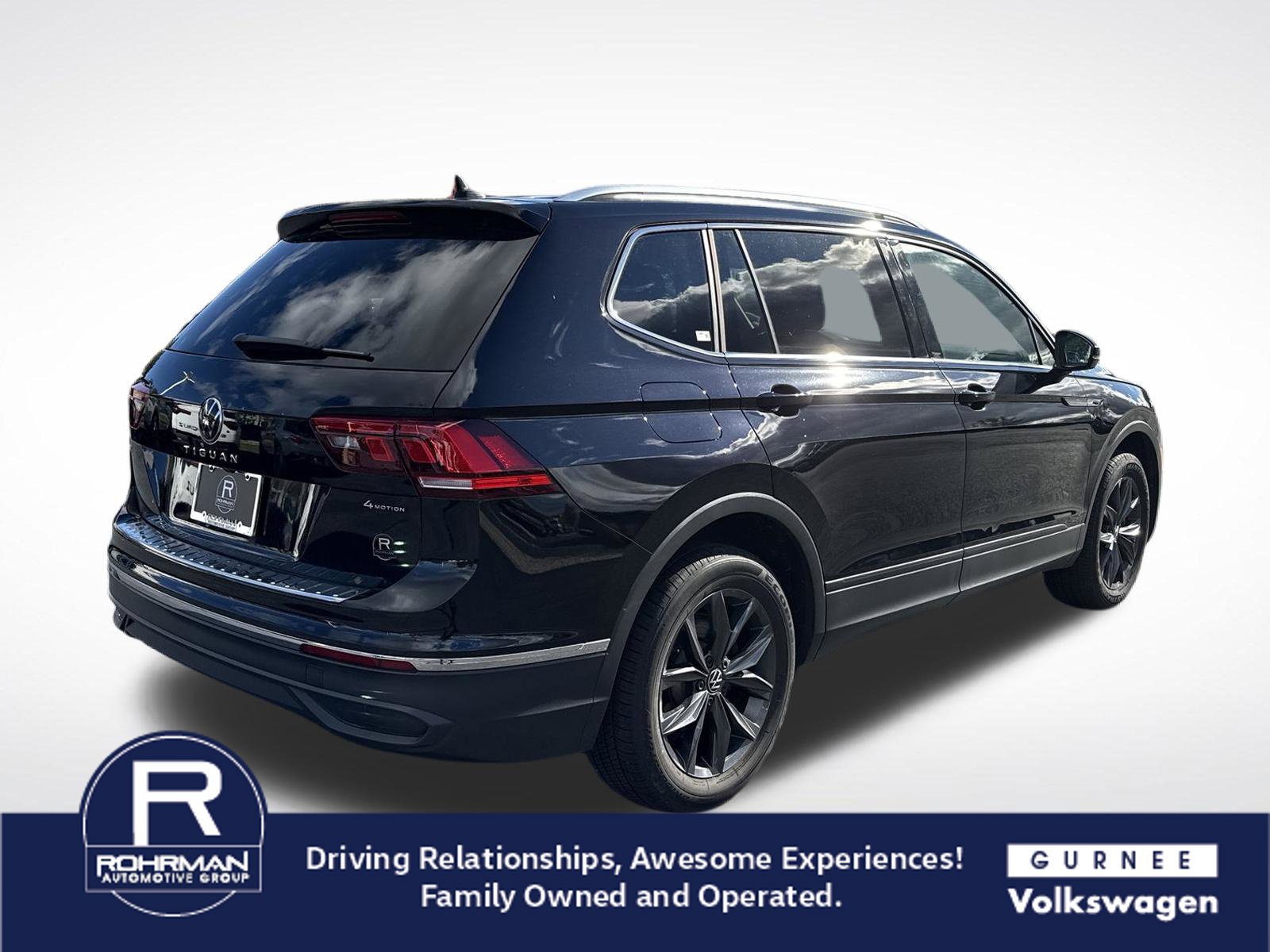 Used 2023 Volkswagen Tiguan SE w/ Panoramic Sunroof Package AWD/4WD image 10