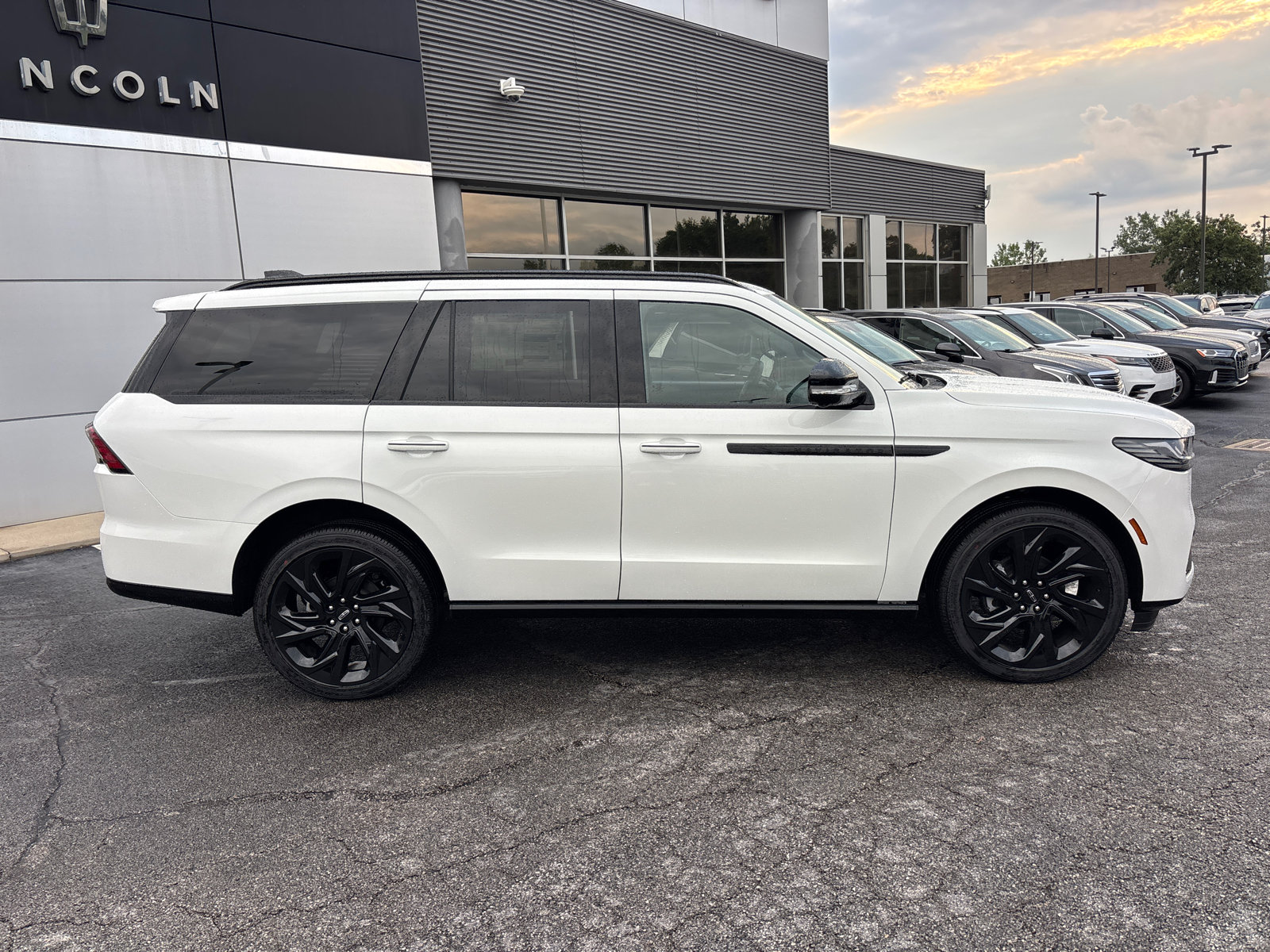 New 2027 Lincoln Navigator Reserve w/ Jet Appearance Package AWD/4WD image 8