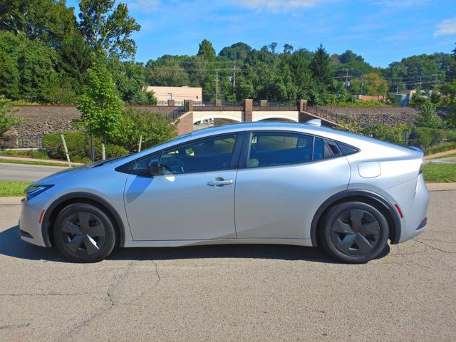 Used 2025 Toyota Prius LE FWD image 11