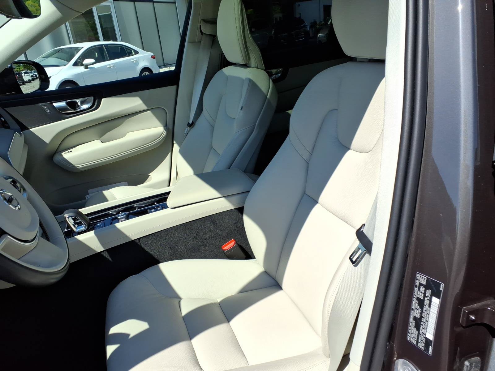 Certified 2024 Volvo XC60 B5 Plus w/ Protection Package Premier AWD/4WD image 19