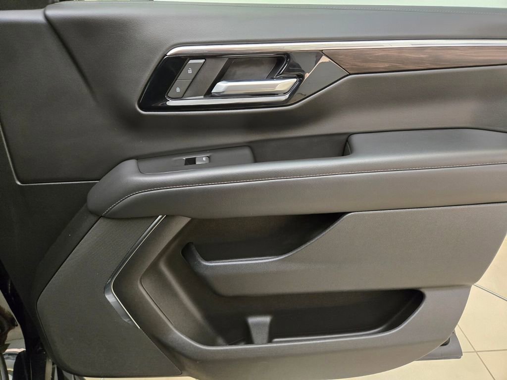 Used 2025 Chevrolet Suburban LT AWD/4WD image 28