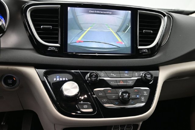 Used 2024 Chrysler Pacifica Touring-L FWD image 21