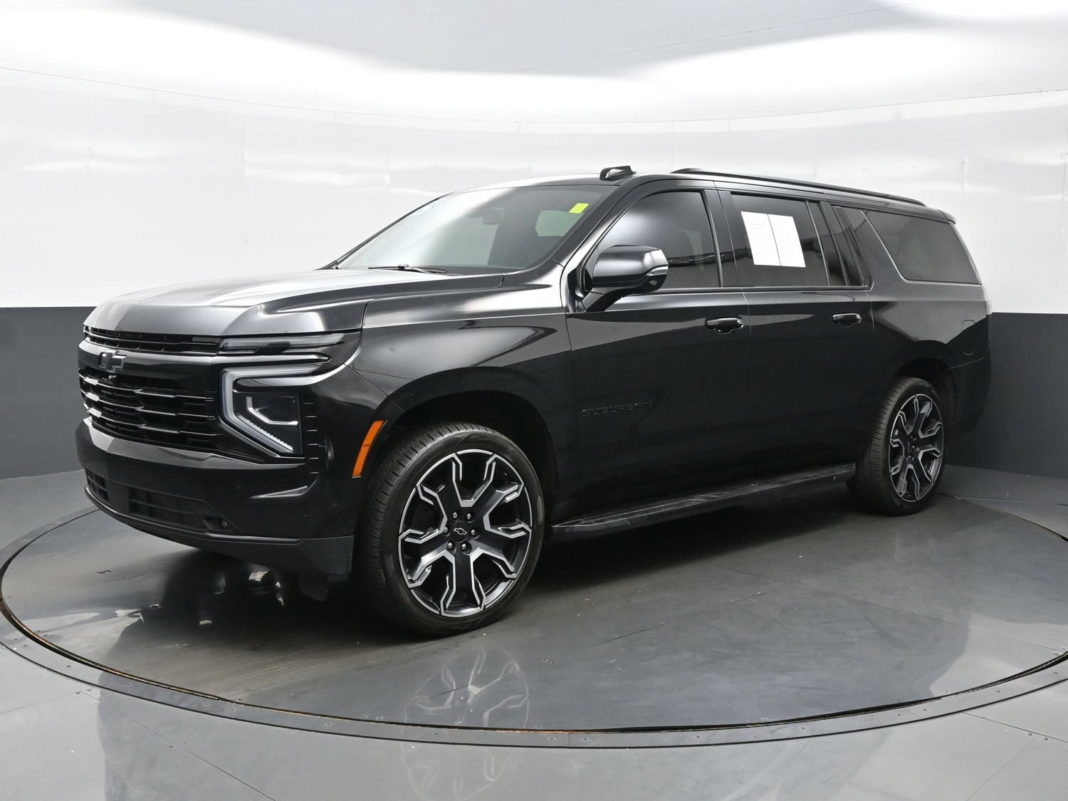 Used 2025 Chevrolet Suburban RST w/ RST Capability Package AWD/4WD image 2