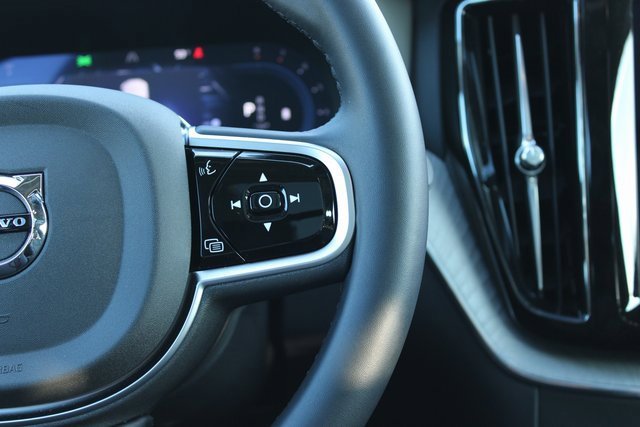 Used 2025 Volvo XC60 B5 Plus image 27