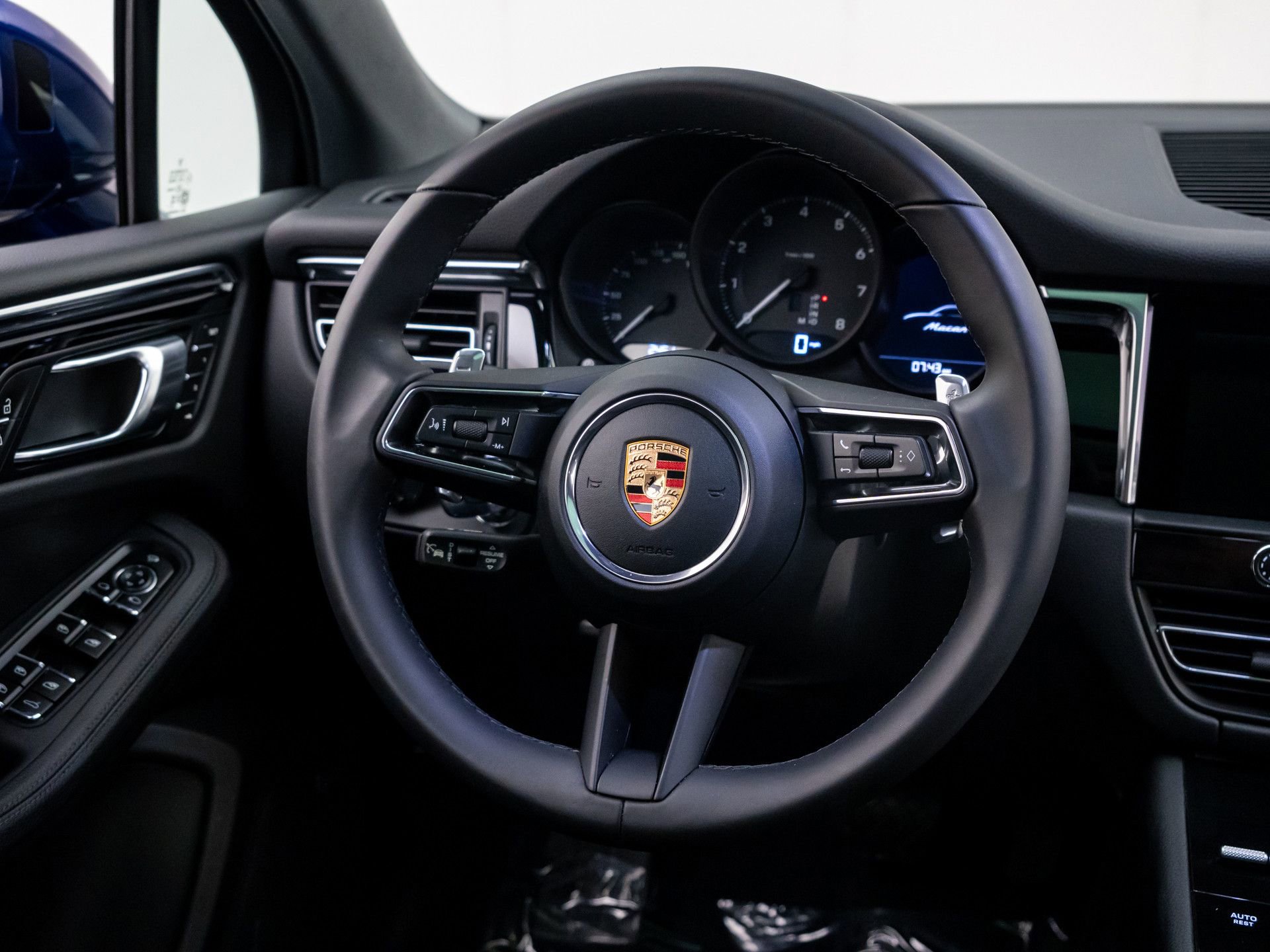 Certified 2026 Porsche Macan AWD/4WD image 12
